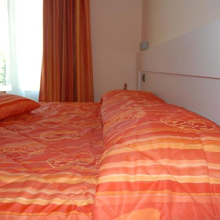 Hotel Flaminio Tavernelle Serrungarina Quarto foto